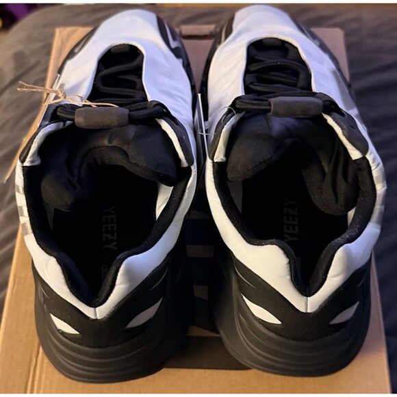 YEEZY MNVM 700 “BLUE TINT SIZE 5M - Picture 2 of 6